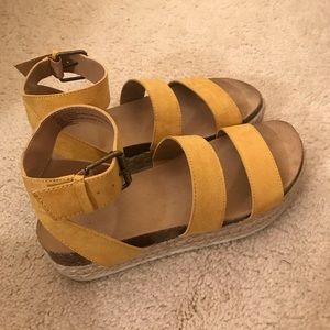 Yellow Universal Thread Sandals Size 8